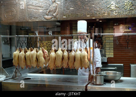 Köche bereiten Ente Braten im ursprünglichen Quanjude Restaurant an der Qianmen Straße in Peking, China, 22. Februar 2016. Stockfoto