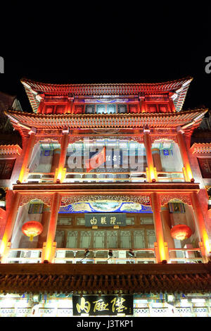 Traditionelle chinesische Gebäude auf dem Qianmen Straße, eine berühmte alte shopping Straße über Hunderte Jahre in Peking, China Stockfoto