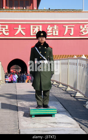 Honor Guard Soldat vor dem Eingang des Tor des himmlischen Friedens, Kaiserpalast auf dem Tiananmen-Platz. Verbotene Stadt, Beijing Stockfoto