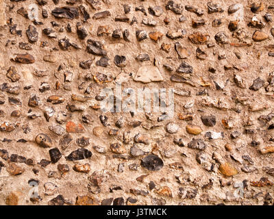 schöne Mauer der Kopfsteinpflaster außerhalb der Kirche an bewölkten Tag Stockfoto