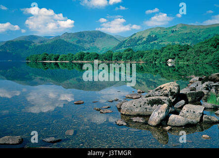 Eine perfekte ikonischen Sicht des Ullswater an einem Morgen still und ruhig im englischen Lake District mit reflektierten Bäume, Berge und Felsen Stockfoto