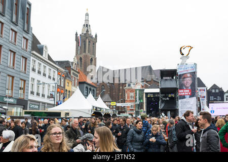 Menge an Rockconcert während der Befreiung Festival in Roermond, Niederlande Stockfoto