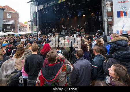 Menge an Rockconcert während der Befreiung Festival in Roermond, Niederlande Stockfoto