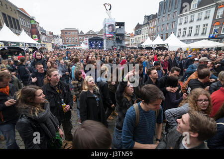 Menge an Rockconcert während der Befreiung Festival in Roermond, Niederlande Stockfoto