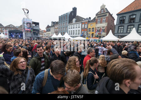 Menge an Rockconcert während der Befreiung Festival in Roermond, Niederlande Stockfoto