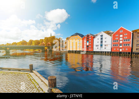 Blick vom Fluss Nidelva auf drei wichtigsten Sehenswürdigkeiten Trondheim, Norwegen Stockfoto