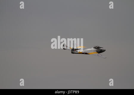 Vintage Vampire Jet im Flug über Wolverhampton Halfpenny grüner Flughafen April 2017 Stockfoto