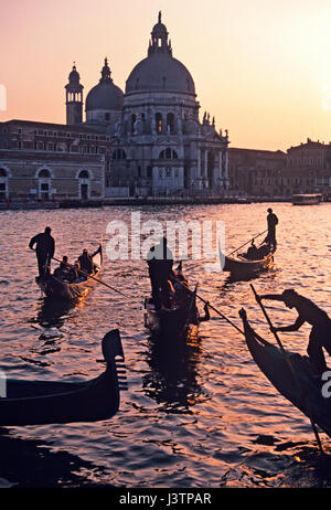 Venedig einen Blick über die Lagune, die Kirche Santa Maria della Saute in der Abendsonne Licht mit Gondeln silouetted Stockfoto