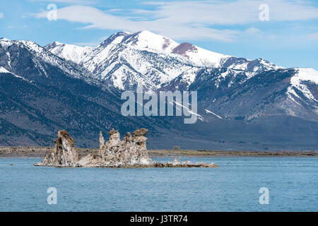 Tuffstein im salzigen Wasser des Mono Lake in Kalifornien Stockfoto