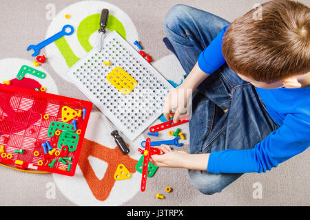 Kind mit Spielzeug spielen. top View Stockfoto