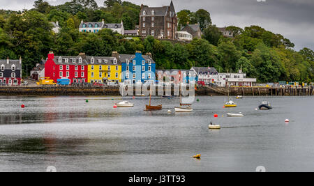 Blick über den Hafen von Tobermory, Isle of Mull, Hebriden, Schottland, Vereinigtes Königreich Stockfoto