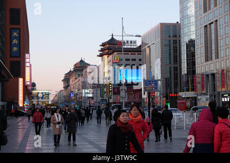 Wangfujing Einkaufsstraße im Zentrum von Peking, China, 23. Februar 2016. Stockfoto