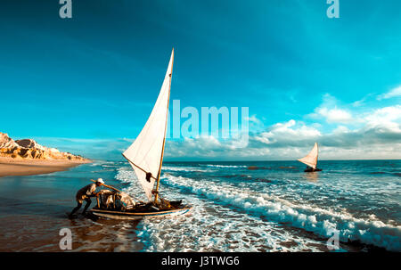 Fischer startet ihre Segelboote am Strand von Canoa Quebrada, Ceara, Brasilien Stockfoto