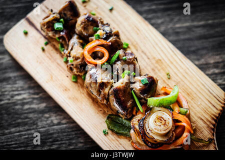 Gegrillte frische portugiesische Chourico Chorizo Wurst Starter Tapas Snack am Holzbrett Stockfoto