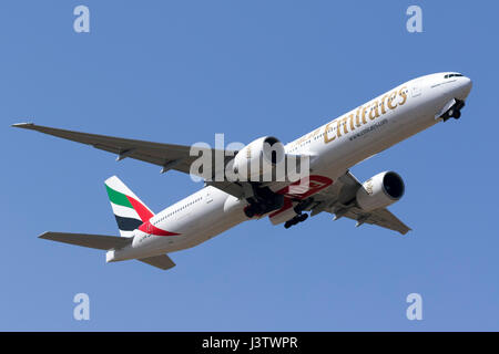 Emirates Boeing 777-31H/ER [A6-ENR] ausgeschiedenen Landebahn 13. Stockfoto