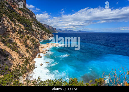 Cala Mariolu, eines der wildesten Strände auf Sardinien. Vor Jahren war der Ort, wo dir Mönchsrobbe (Monachus Monachus) kam zu reproduzieren Stockfoto