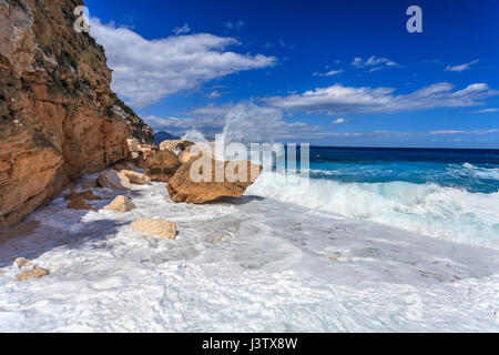 Cala Mariolu, eines der wildesten Strände auf Sardinien. Vor Jahren war der Ort, wo dir Mönchsrobbe (Monachus Monachus) kam zu reproduzieren Stockfoto