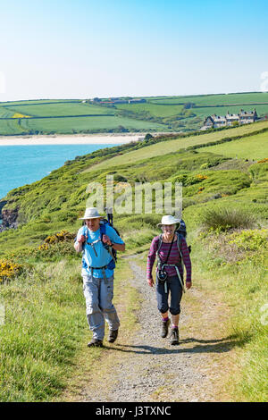 Menschen zu Fuß auf den Pfad der Südwest-Küste in der Nähe von Padstow in Cornwall, England, uk Stockfoto