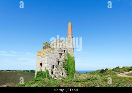 eine alten verlassenen Tin mine in der Nähe von Porthtowan in Cornwall, England, Großbritannien, Vereinigtes Königreich. Stockfoto