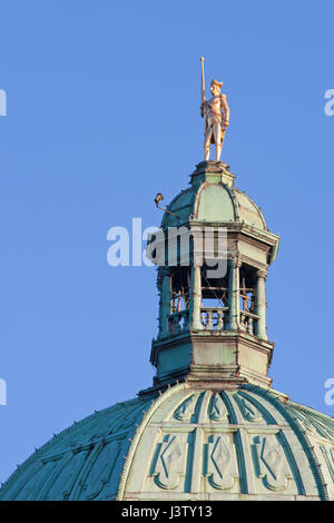 Statue von Kapitän George Vancouver entworfen von Albert Franz Cizek, Kupfer mit Blattgold auf das Parlamentsgebäude von Britisch-Kolumbien Stockfoto