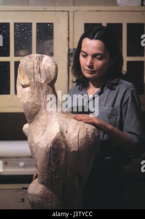 Adina Tuculescu, rumänische Skulptur Künstler arbeiten in ihrem Atelier in 1967 Stockfoto