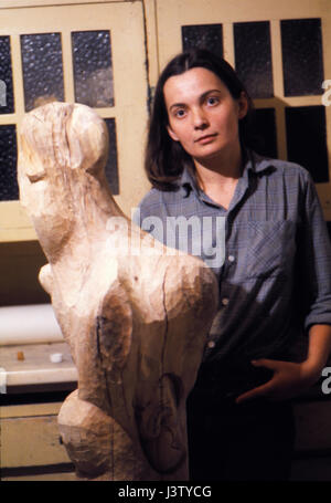 Adina Tuculescu, rumänische Skulptur Künstler arbeiten in ihrem Atelier in 1967 Stockfoto