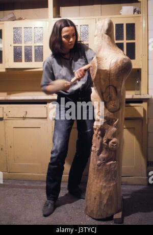 Adina Tuculescu, rumänische Skulptur Künstler arbeiten in ihrem Atelier in 1967 Stockfoto