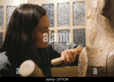 Adina Tuculescu, rumänische Skulptur Künstler arbeiten in ihrem Atelier in 1967 Stockfoto