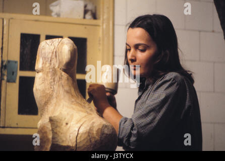 Adina Tuculescu, rumänische Skulptur Künstler arbeiten in ihrem Atelier in 1967 Stockfoto