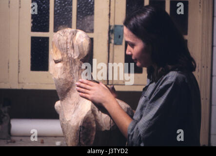 Adina Tuculescu, rumänische Skulptur Künstler arbeiten in ihrem Atelier in 1967 Stockfoto