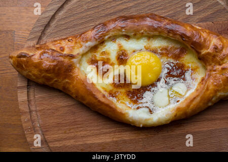 Adscharien Khachapuri auf einer Holzplatte Draufsicht hautnah Stockfoto