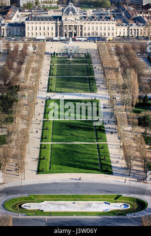 Ansicht des Champ de Mars oder Marsfeld. Südöstlich von der obersten Ebene des Eiffelturms, Champ de Mars und Ecole Militaire anzeigen Paris. Frankreich. Stockfoto