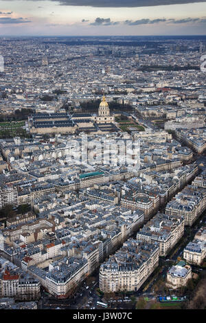 Paris und L'hotel national des Invalides am Abend. Paris. Frankreich Stockfoto