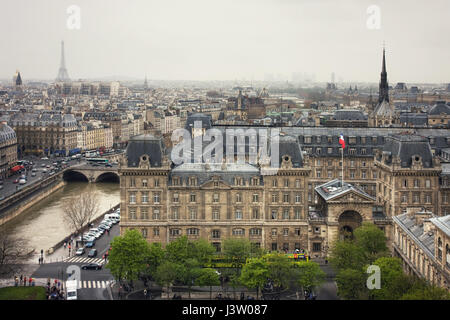 Blick auf die Polizeipräfektur de Paris, Seine, Pont Saint-Michel von Hotel-Dieu. Beobachteten Spitzen der Eiffelturm und Sainte-Chapelle. Paris. Fran Stockfoto
