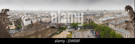 Blick zum Seineufer und de Polizeipräfektur von Notre-Dame de Paris oben. Gotische Wasserspeier und Landschaft des regnerischen Paris. Frankreich. Stockfoto