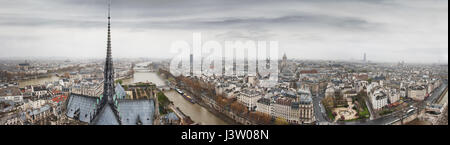 Blick zum Seineufer, Ile De La Cite und Quartier Latin vom Turm der Notre-Dame de Paris. Spitze der Notre-Dame de Paris im gotischen Stil. Paris. F Stockfoto