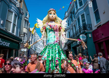 Das Brighton Festival Kinder Parade heute markiert den Beginn des diesjährigen Arts Festival. Dichter Kate Tempest ist der Gast-Regisseur, als hat Stockfoto