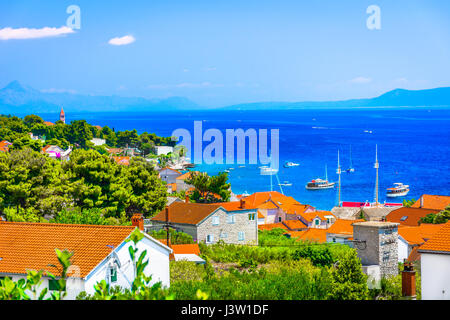 Blick auf Stadt Bol, beliebte Sommer touristischen Ort an der Adria, Kroatien. Stockfoto