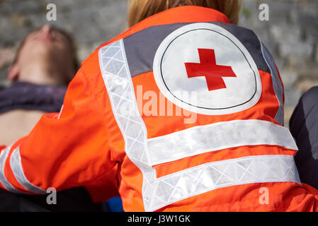 Professionellen Sanitäter bewusstlosen jungen Mann erste Hilfeleistung Stockfoto