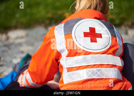 Professionellen Sanitäter bewusstlosen jungen Mann erste Hilfeleistung Stockfoto