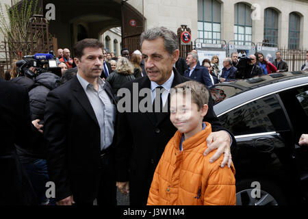 Paris, Frankreich. 7. Mai 2017. Nicolas Sarkozy stellt mit 12 jährigen Gaultier für ein Bild. Der ehemalige französische Präsident Nicolas Sarkozy hat seine Stimmabgabe drei Stunden nach der Eröffnung der Umfragen an einer Schule in Paris. Begleitet wurde er von seiner Frau die Sängerin Carla Bruni. Bildnachweis: Michael Debets/Pacific Press/Alamy Live-Nachrichten Stockfoto