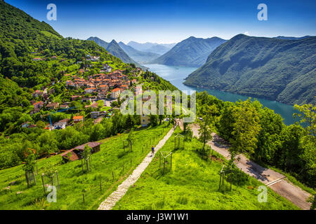 Blick auf die Stadt Lugano, Luganersee und Monte San Salvatore von Monte Bre, Tessin, Schweiz Stockfoto