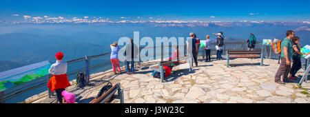 MONTE GENEROSO, Schweiz - Blick April 2017 - Stadt Lugano, San Salvatore Berg und Luganersee vom Monte Generoso, Kanton Tessin, Schweiz Stockfoto