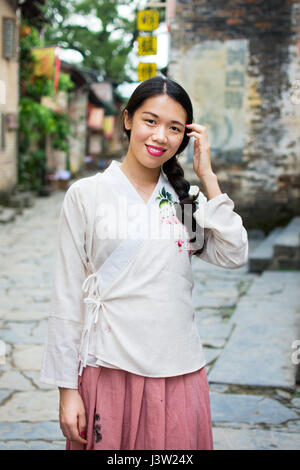 Mädchen, die Han-chinesische Kleidung zu tragen, in der Altstadt Stockfoto