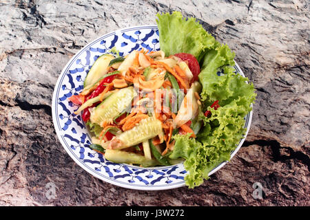 Beliebte Thai-Food, würzig und sauer Gemischter Gemüsesalat mit Gurke in Thai Muster Gericht anrufen Tum Teang in Thai. Stockfoto