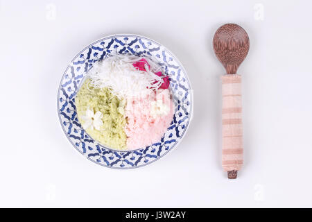 Thai beliebtes Dessert, dampfgegart Reismehl mit Toddy Palm Kanom Kee rufen keine Luk Tal in Thai. Stockfoto