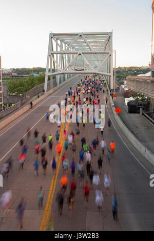 2017 Flying Pig Marathon in Cincinnati, Ohio. Die Schienen überqueren der Taylor southgate Brücke sind. Stockfoto