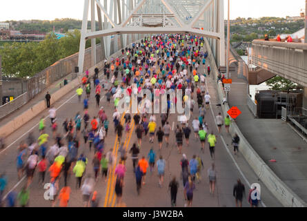 2017 Flying Pig Marathon in Cincinnati, Ohio. Die Schienen überqueren der Taylor southgate Brücke sind. Stockfoto