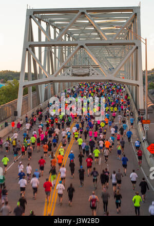 2017 Flying Pig Marathon in Cincinnati, Ohio. Die Schienen überqueren der Taylor southgate Brücke sind. Stockfoto