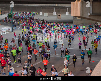 2017 Flying Pig Marathon in Cincinnati, Ohio. Die Schienen überqueren der Taylor southgate Brücke sind. Stockfoto